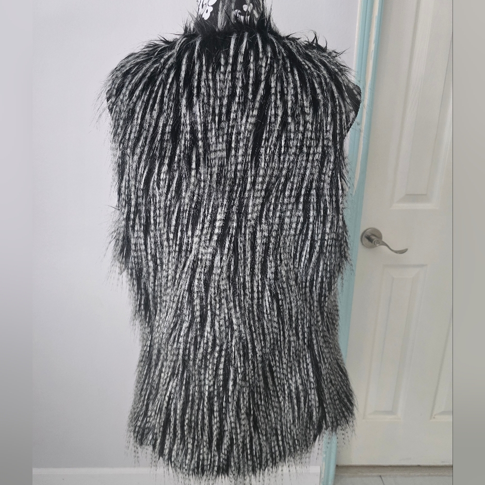 Women's Black and White Faux Fur Vest Size M - Picture 3 of 7
